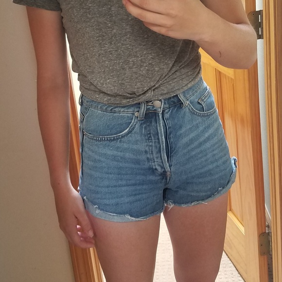 ✨️Will be donated on 12/3✨️High Waisted H&M Jean Shorts - Picture 4 of 6